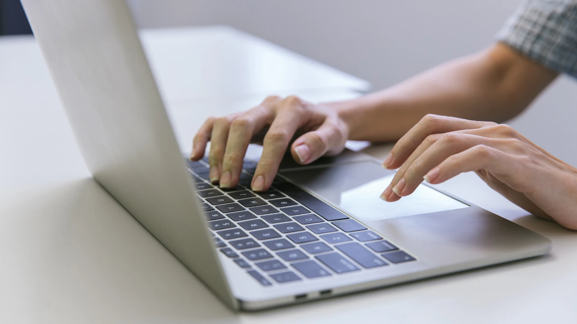 Faut-il créer un site seul ou passer par un pro ?